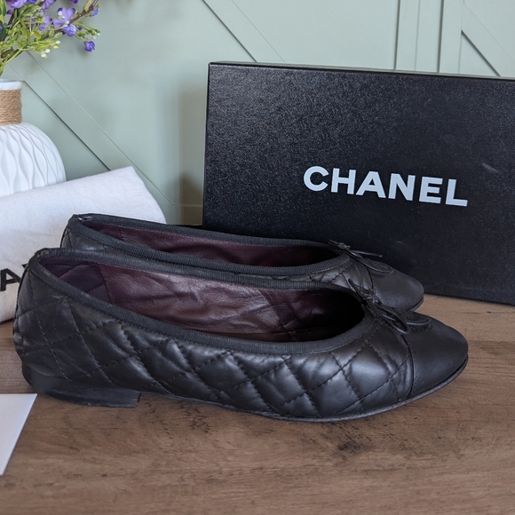 CHANEL Black Quilted Leather Ballet Flats with Bow